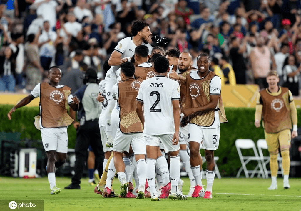 南美解放者杯冠军掀翻欧冠冠军 博塔弗戈众将赛后疯狂庆祝
        
    南美解放者杯冠军掀翻欧冠冠军 博塔弗戈众将赛后疯狂庆祝